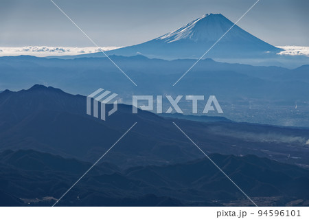 八ヶ岳連峰・赤岳稜線から見る富士山と茅ヶ岳 94596101