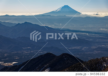 八ヶ岳連峰・赤岳稜線から見る富士山と茅ヶ岳 94596102