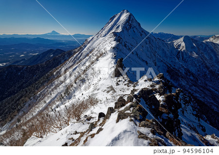 八ヶ岳連峰・横岳稜線から見る赤岳と富士山 八ヶ岳連峰・横岳稜線から見る赤岳と富士山 94596104