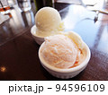 食後のアイスクリーム2種 94596109