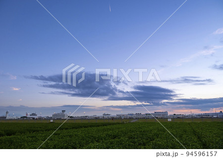 夕焼けの鹿児島空港 94596157