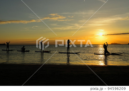 夕暮れの逗子海岸、陽射しを浴びてSUPヨガを楽しむ若者たち 夕暮れの逗子海岸、陽射しを浴びてSUPヨガを楽しむ若者たち 94596209