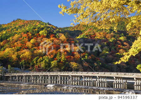 秋の京都 嵐山の紅葉と渡月橋 秋の京都 嵐山の紅葉と渡月橋 94596337