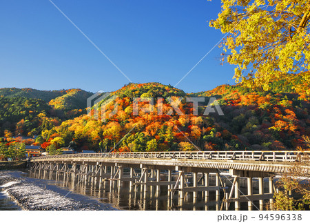 秋の京都 嵐山の紅葉と渡月橋 秋の京都 嵐山の紅葉と渡月橋 94596338