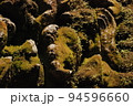 苔むした石仏（ゴア・ガジャ遺跡･バリ島／インドネシア） 94596660