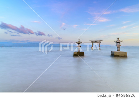 美しく神秘的な海中の鳥居「永尾剱神社. えいのおつるぎじんじゃ. 不知火町」パワースポット・観光地 94596826