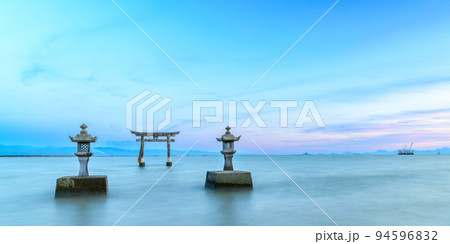 美しく神秘的な海中の鳥居「永尾剱神社. えいのおつるぎじんじゃ. 不知火町」パワースポット・観光地 94596832