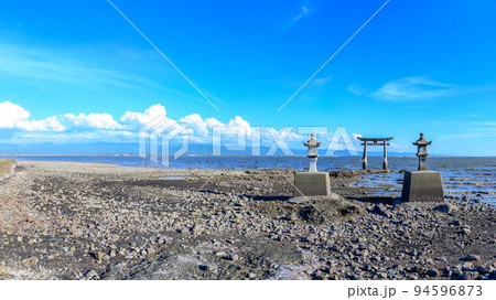 美しく神秘的な海中の鳥居「永尾剱神社. えいのおつるぎじんじゃ. 不知火町」パワースポット・観光地 94596873