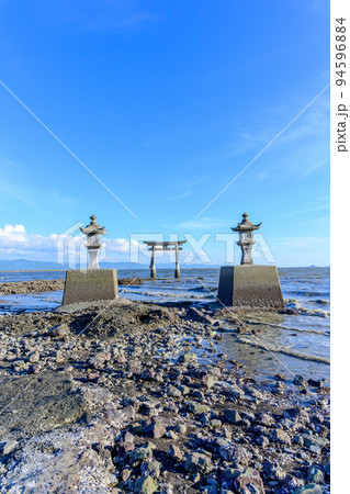 美しく神秘的な海中の鳥居「永尾剱神社. えいのおつるぎじんじゃ. 不知火町」パワースポット・観光地 94596884