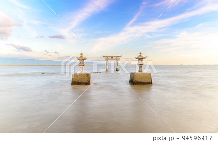美しく神秘的な海中の鳥居「永尾剱神社. えいのおつるぎじんじゃ. 不知火町」パワースポット・観光地 94596917