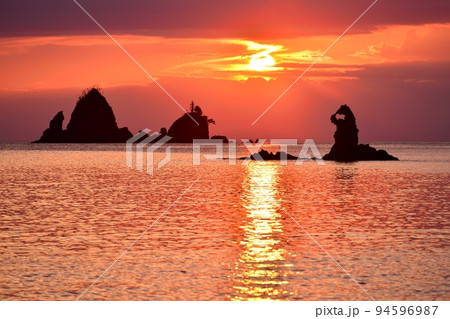 大田子海岸ゴジラ岩の夕日 大田子海岸ゴジラ岩の夕日 94596987