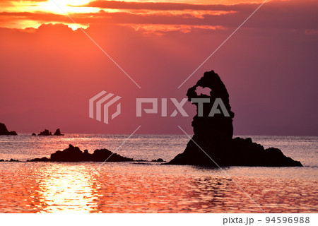 大田子海岸ゴジラ岩の夕日 大田子海岸ゴジラ岩の夕日 94596988