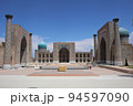 サマルカンドの名所　レギスタン広場　世界遺産　ウズベキスタン 94597090