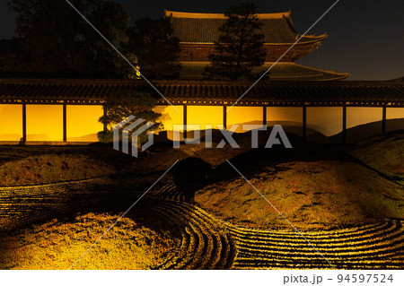 京都東山の秋　東福寺　紅葉ライトアップ　八相の庭（南庭） 94597524