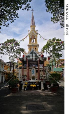 絶対見逃せない！ベトナムホーチミンの観光スポット　ベトナム料理、ピンク教会、奇怪遺産、夜景 94597635