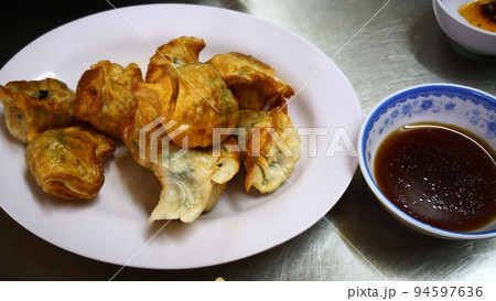 絶対見逃せない！ベトナムホーチミンの観光スポット　ベトナム料理、ピンク教会、奇怪遺産、夜景 94597636