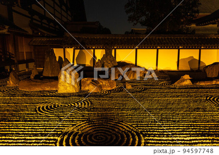京都東山の秋 東福寺 紅葉ライトアップ 八相の庭(南庭) 京都東山の秋 東福寺 紅葉ライトアップ 八相の庭(南庭) 94597748