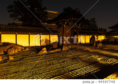 京都東山の秋　東福寺　紅葉ライトアップ　八相の庭（南庭） 94597749