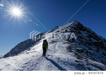 厳冬の八ヶ岳連峰・赤岳山頂へ向かう登山者 厳冬の八ヶ岳連峰・赤岳山頂へ向かう登山者 94597870
