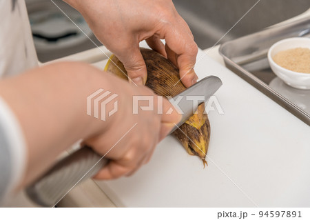 【筍のあく抜きの下準備】 【筍のあく抜きの下準備】 94597891