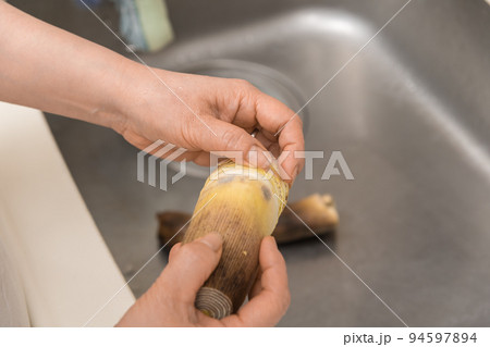 【筍のあく抜きの下準備　皮を剥く】 94597894