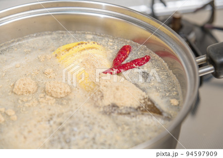 【筍のあく抜き　鍋に糠と鷹の爪を入れて煮こぼれないように茹でる】 94597909