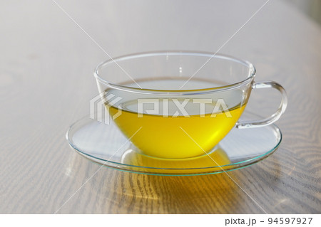 美味しいハーブティーでくつろぐ休日の一人の時間のイメージ 美味しいハーブティーでくつろぐ休日の一人の時間のイメージ 94597927