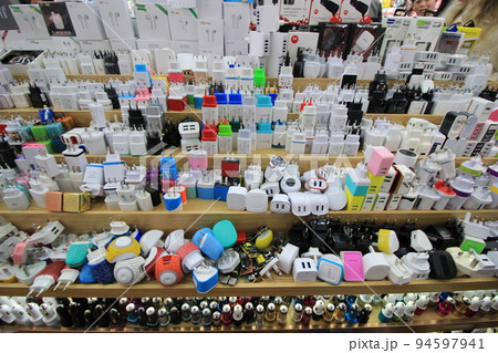 世界に誇る「雑貨の都」　中国仕入れの聖地　義烏国際市場　潜入捜査　スマホアクセサリー、フィギュア 94597941