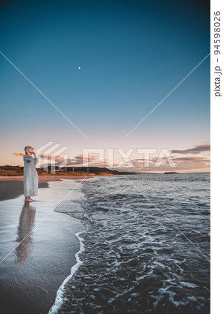 日本海とマジックアワーの女性 日本海とマジックアワーの女性 94598026