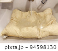 枕の水洗い 94598130