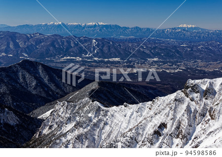 八ヶ岳連峰・赤岳山頂から見る中央アルプスと御嶽 94598586