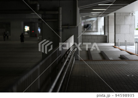 光が差し込む地下道 94598935