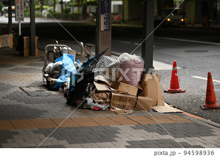 道端に置かれたダンボール 道端に置かれたダンボール 94598936
