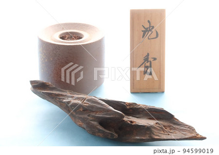 香道や焼香で炊かれる沈香香木と香炉4 香道や焼香で炊かれる沈香香木と香炉4 94599019