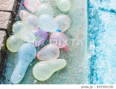 水風船と水飛沫が醸し出す圧倒的夏感 94599130