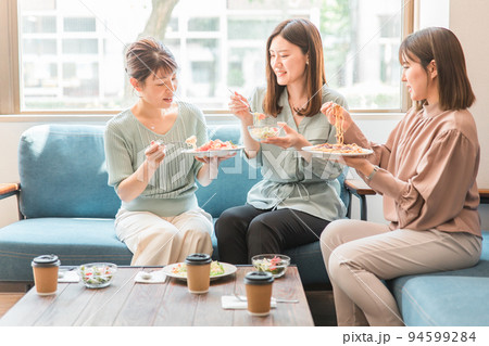 美味しくない店に来てしまった女性達 美味しくない店に来てしまった女性達 94599284