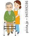 歩行訓練をする高齢者　介護福祉士　ヘルパー 94599286