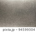 鉛色に輝く艶消しのバイブレーション研磨仕上げの金属板の背景画像 94599304