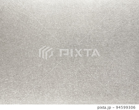 銀色に輝く艶消しのバイブレーション研磨仕上げの金属板の背景画像 94599306