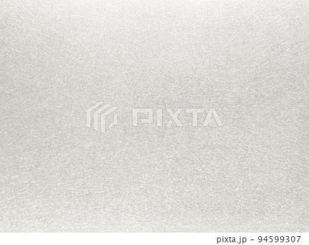 白銀色に輝く艶消しのバイブレーション研磨仕上げの金属板の背景画像 94599307
