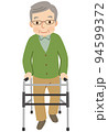 歩行訓練をする高齢者　介護福祉士　ヘルパー 94599372