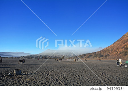 インドネシア、ジャワ島の聖山、ブロモ山 インドネシア、ジャワ島の聖山、ブロモ山 94599384