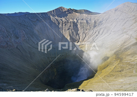 インドネシア、ジャワ島の聖山、ブロモ山 94599417