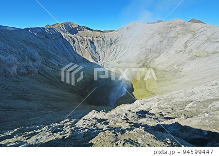 インドネシア、ジャワ島の聖山、ブロモ山 94599447