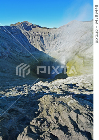 インドネシア、ジャワ島の聖山、ブロモ山 94599448