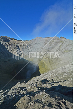 インドネシア、ジャワ島の聖山、ブロモ山 94599452