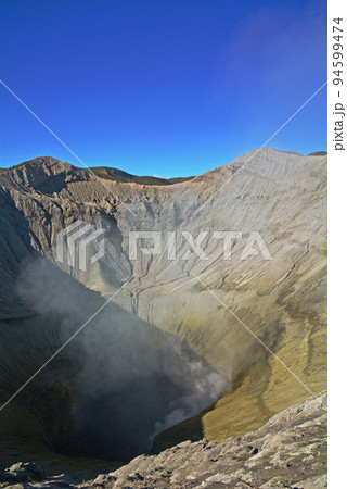 インドネシア、ジャワ島の聖山、ブロモ山 インドネシア、ジャワ島の聖山、ブロモ山 94599474