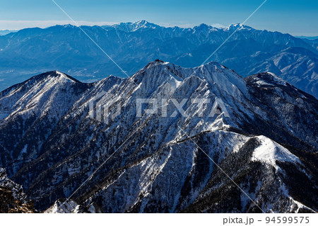八ヶ岳連峰・赤岳山頂から見る権現岳と南アルプス 94599575