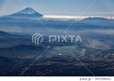 八ヶ岳連峰・赤岳山頂から富士山と毛無山 94599661