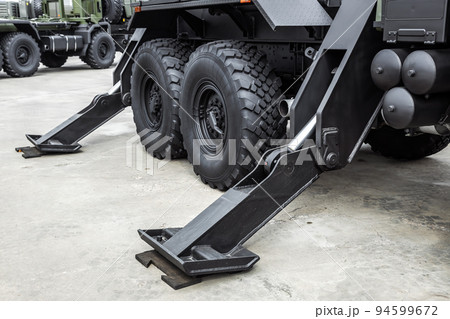 Hydraulic supports for heavy construction crane 94599672